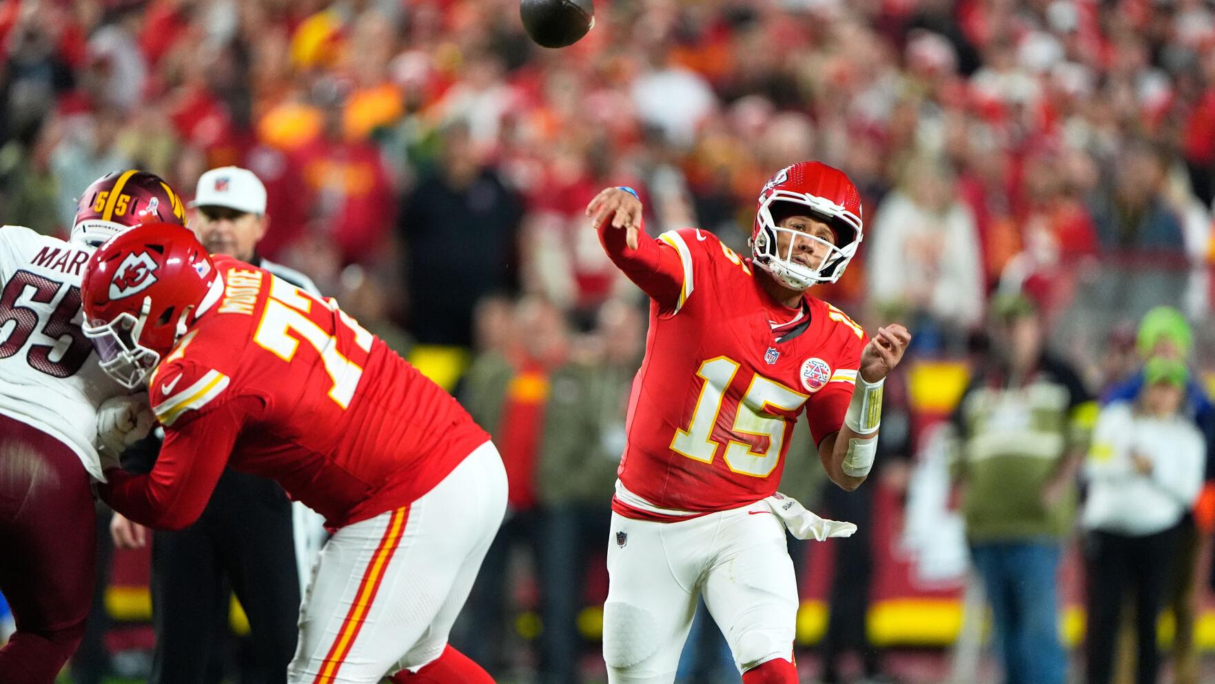Mahomes, Hunt lead Chiefs to dominant 28-7 win over Commanders, their 9th straight in the series